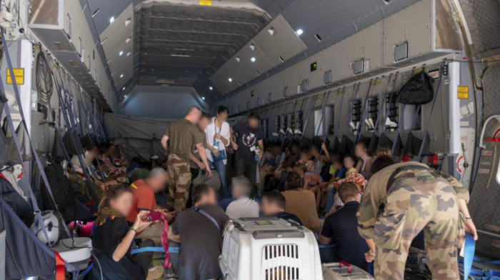 Nekoliko zemalja evakuisalo diplomate i građane, a neke počele evakuaciju iz Sudana