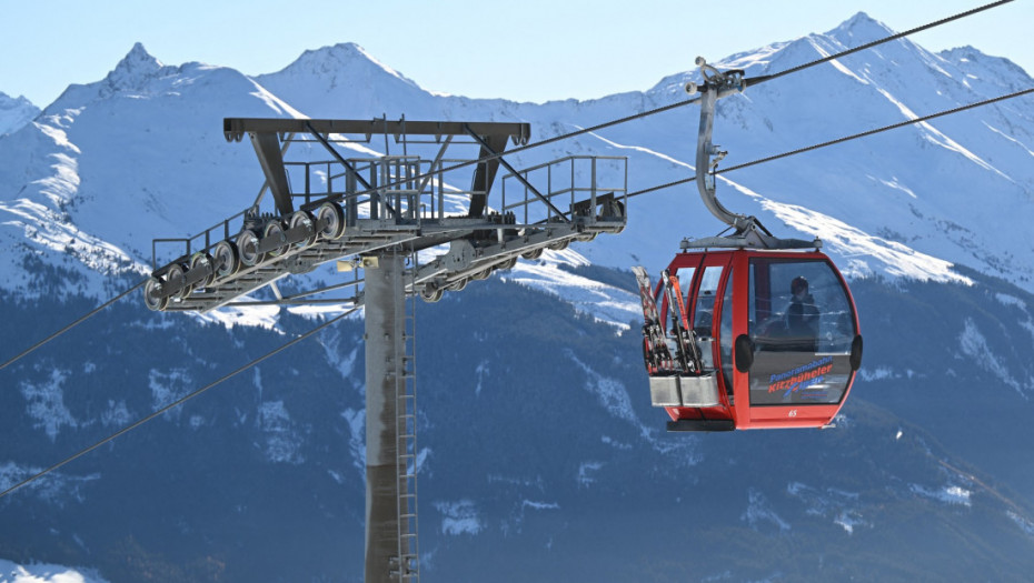 Kvar na žičari u švajcarskom ski centru, svi skijaši evakuisani iz gondola