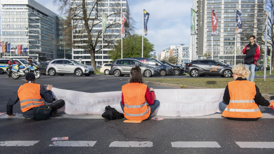 Klimatski aktivisti pokušali da zaustave saobraćaj u Berlinu: Zalepili delove tela za ulicu