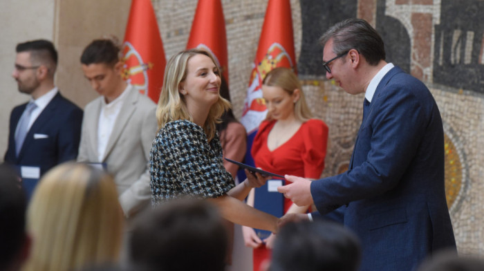 Dodeljeni ugovori o zaposlenju za 100 mladih doktora i sestara i tehničara, Vučić najavio veće plate za medicinare