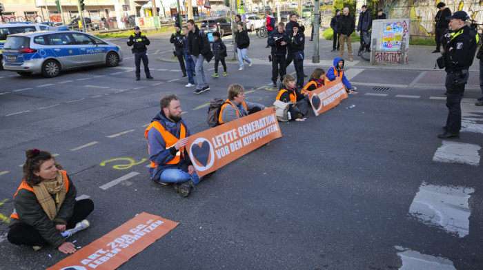 Deseti dan protesta klimatskih aktivista u Berlinu, neki se zalepili za put