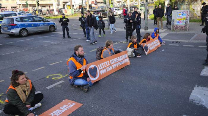 Deseti dan protesta klimatskih aktivista u Berlinu, neki se zalepili za put