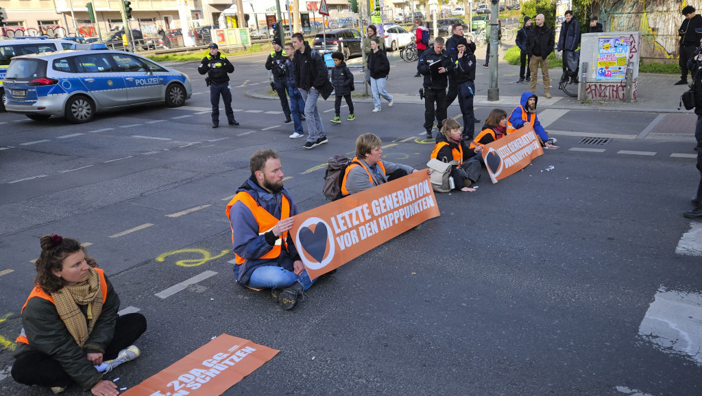 Deseti dan protesta klimatskih aktivista u Berlinu, neki se zalepili za put