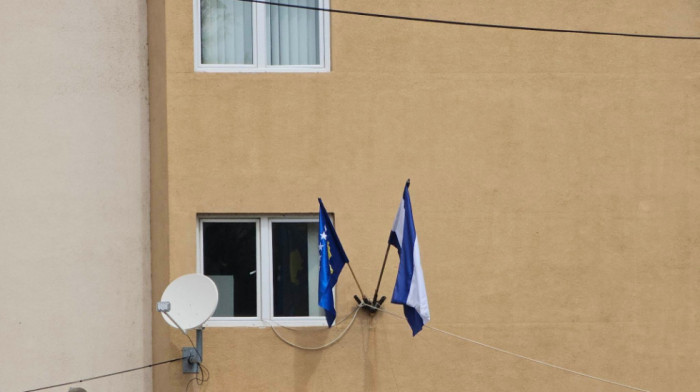 Na policijskoj stanici u Leposaviću okačena kosovska zastava