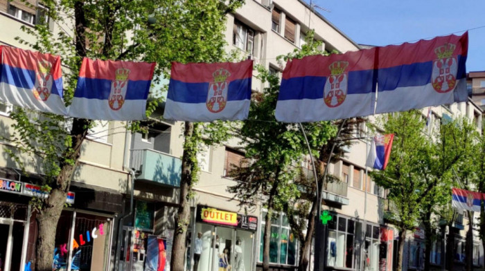 Na severu Kosova postavljene nove zastave Republike Srbije na institucijama, zgradama, kod glavnog Ibarskog mosta...
