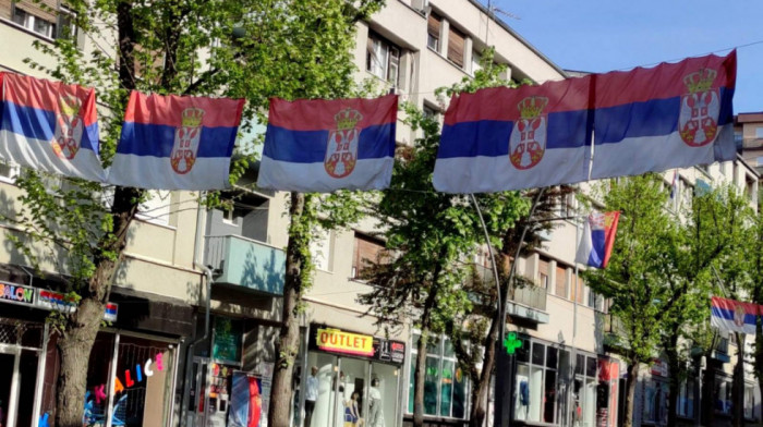 Na severu Kosova postavljene nove zastave Republike Srbije na institucijama, zgradama, kod glavnog Ibarskog mosta...