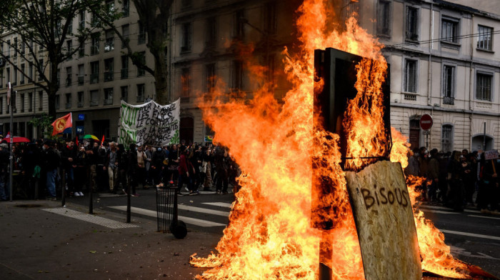 Bilans prvomajskih protesta u Francuskoj: Uhapšena 291 osoba, povređeno 108 policajaca
