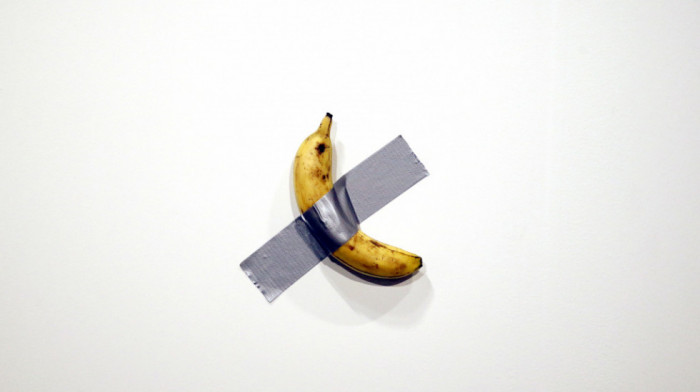 Incident na izložbi u Seulu, student pojeo bananu sa umetničke instalacije