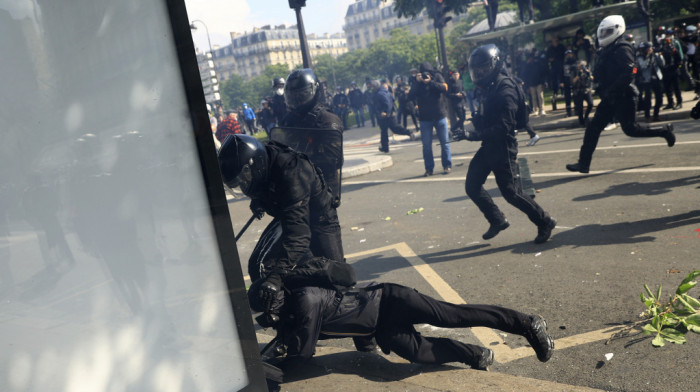 Prvomajski protesti širom Francuske obeleženi sukobima demonstranata i policije