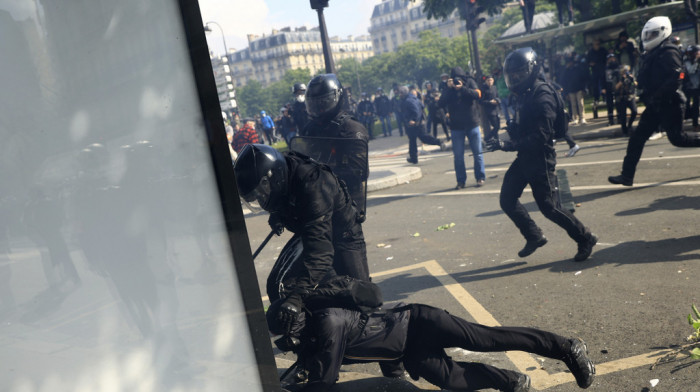 Prvomajski protesti širom Francuske obeleženi sukobima demonstranata i policije