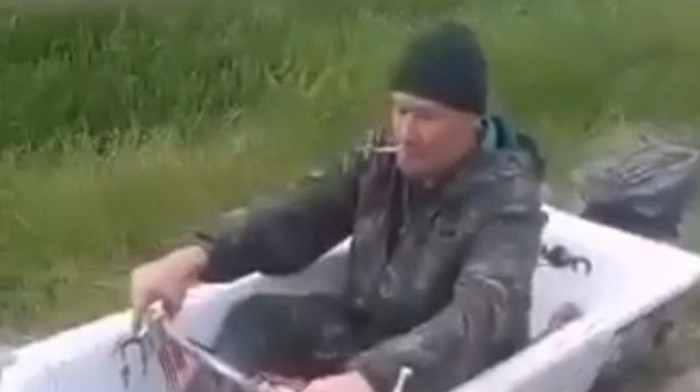 Muškarac u Rusiji pijan vozio kadu na točkovima, stavio joj motor sa Suzuki skutera