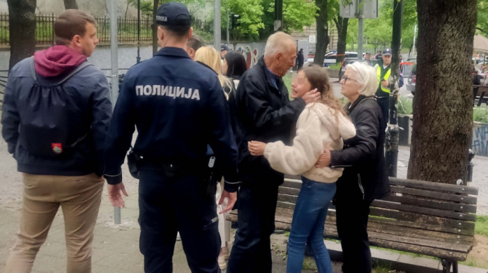 Veliki broj roditelja ispred škole na Vračaru, policija im predaje decu: Teške scene nakon pucnjave u osnovnoj školi