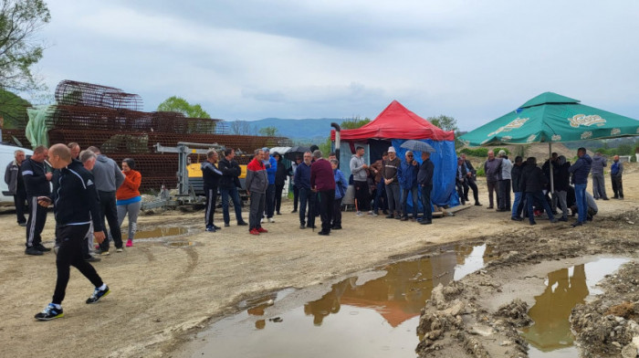 Nastavljen protest u selu Prilipcu kod Požege - još uvek bez dogovora sa direktorom Puteva Srbije