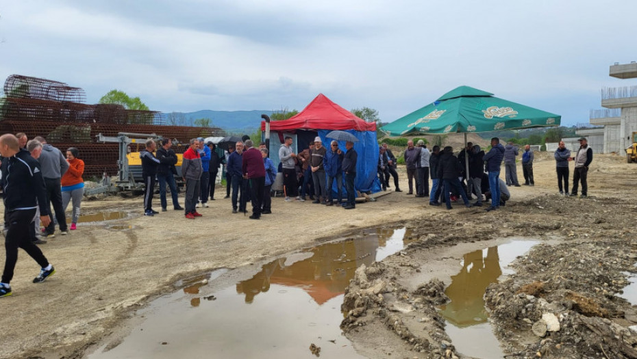 Nastavljen protest u selu Prilipcu kod Požege - još uvek bez dogovora sa direktorom Puteva Srbije