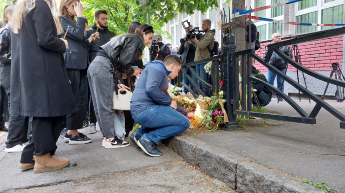 Đaci pale sveće i odaju počast stradalima ispred škole Vladislav Ribnikar