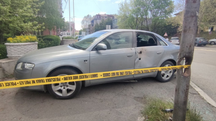Eksplozija ispred policijske stanice u Kosovskoj Mitrovici, oštećen automobil