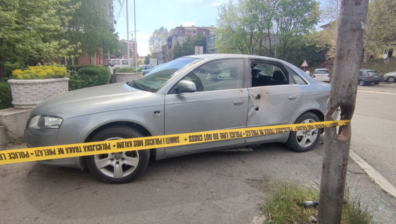 Eksplozija ispred policijske stanice u Kosovskoj Mitrovici, oštećen automobil