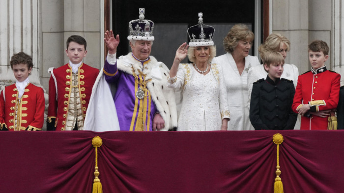 Krunisan britanski kralj Čarls III, kraljevski par pozdravio okupljene sa balkona Bakingemske palate
