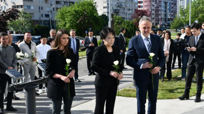 Odata počast kineskim novinarima poginulim u bombardovanju ambasade Kine u Beogradu 1999. godine