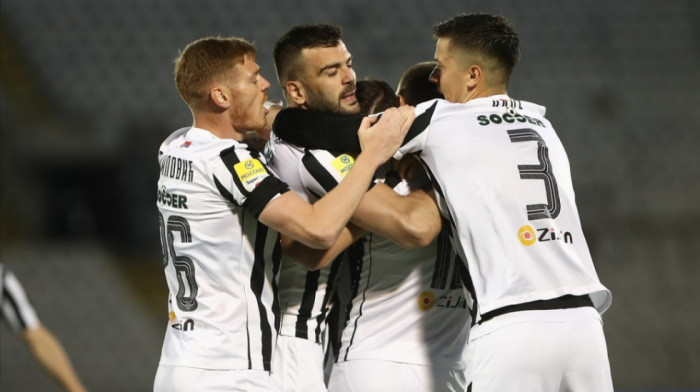 Partizan nadigrao Radnički u Beogradu i ostao u igri za gornji deo tabele