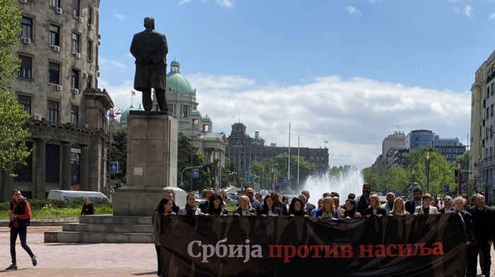 Predstavnici opozicije zalepili na vrata zgrade REM-a tekst ostavki članova tog tela, rečeno im da pisarnica ne radi