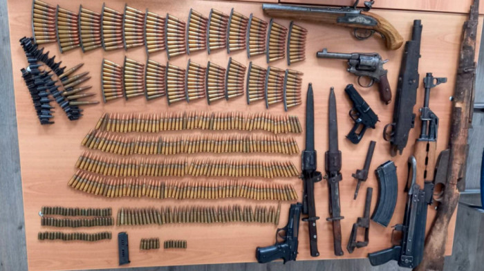 Kod dede, babe i unuka u Novoj Varoši nađena veća količina oružja i municije