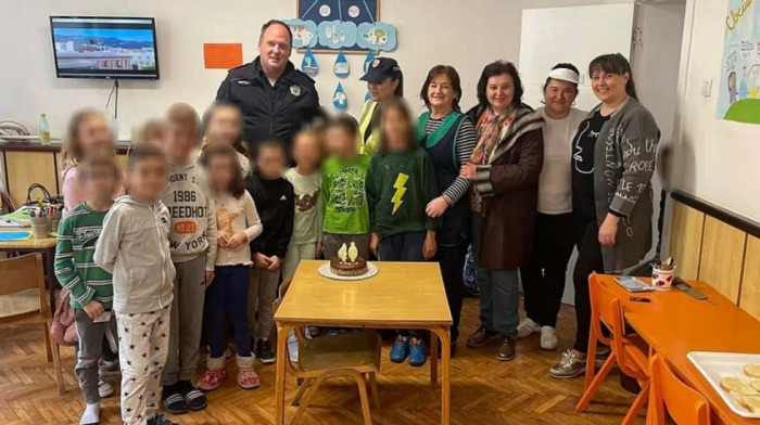 Najmlađi učenici osnovne škole u Novom Sadu priredili školskom policajcu rođendan za pamćenje