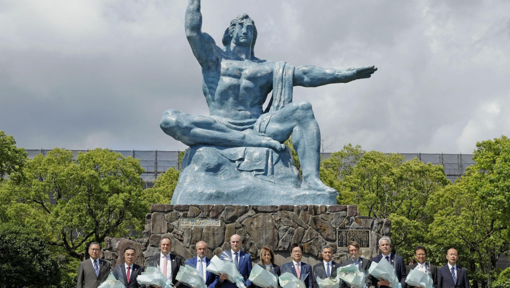 Ministri zdravlja G7 položili cveće ispred statue mira u Nagasakiju