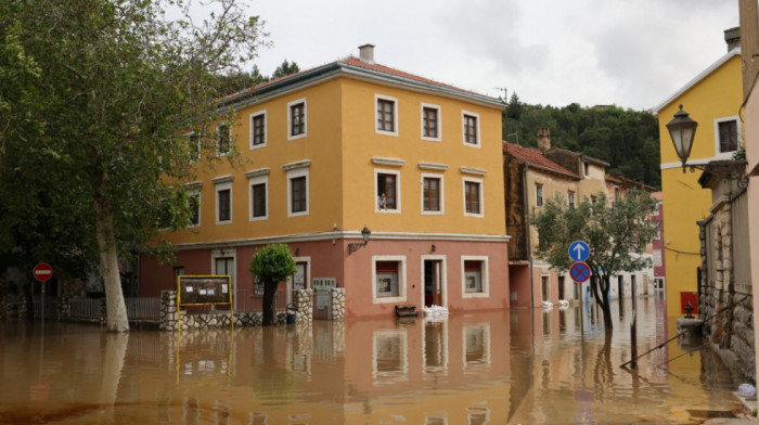 Poplave zbog obilnih padavina: Izlila se reka Una u BiH, vanredno i u delu Hrvatske
