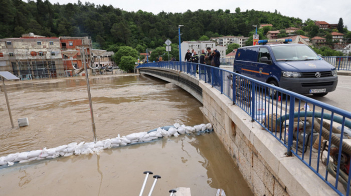 U poplavljenim područjima Hrvatske teško stanje, najavljene nove padavine