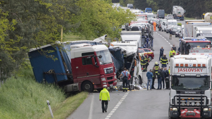U sudaru autobusa i kamiona u Slovačkoj poginula jedna osoba, povređeno 55