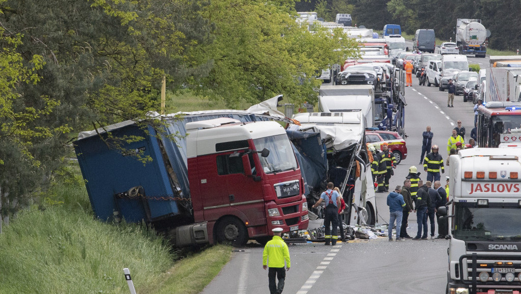 U sudaru autobusa i kamiona u Slovačkoj poginula jedna osoba, povređeno 55