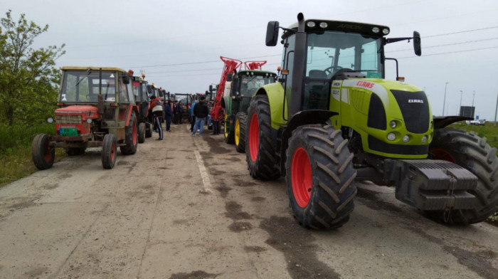 Radikalizovan protest poljoprivrednika: Blokade u više mesta, okupljeni ne odustaju od zahteva, nadležni nude pregovore
