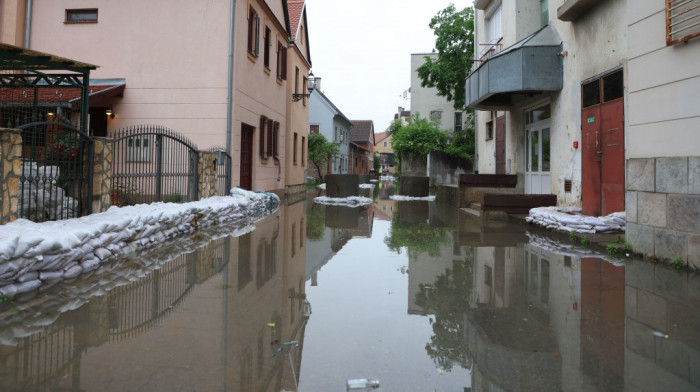 Situacija s poplavama u Hrvatskoj i dalje teška, u Sisku voda probila nasip