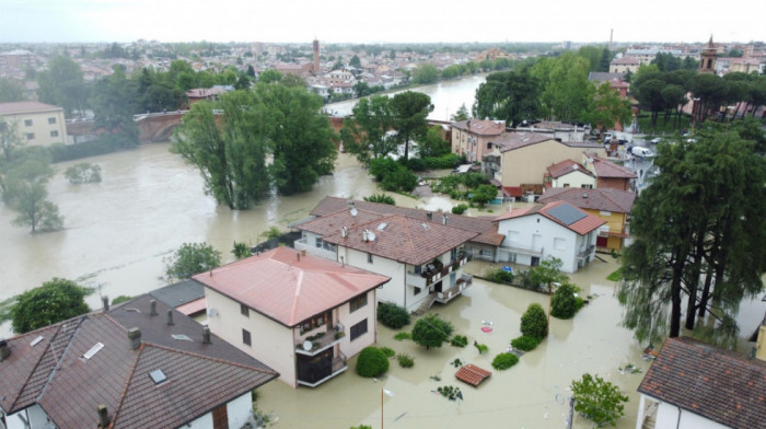 Dramatične slike sa severa Italije: Najmanje tri osobe poginule u poplavama, hiljade evakuisano