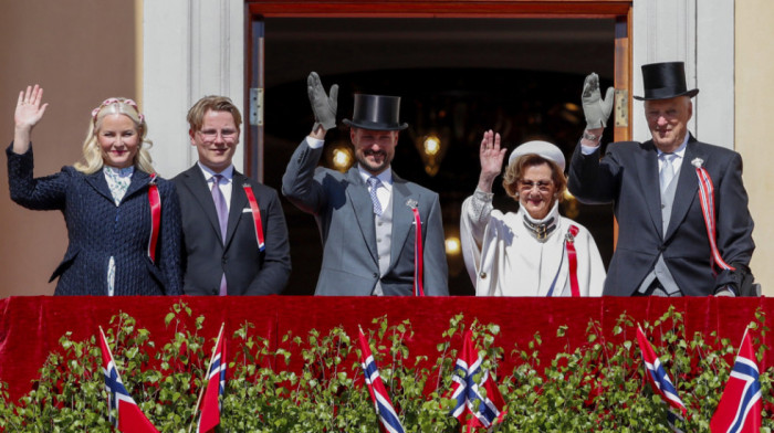 Norveški kralj Harald V izašao iz bolnice, pojavio se na proslavi praznika
