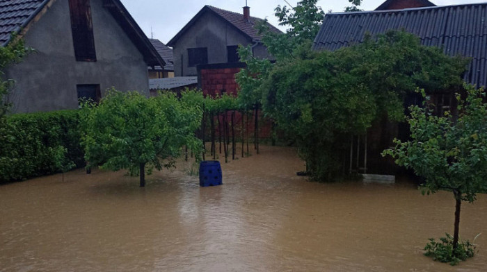 Raste nivo reka i u Srbiji: U nevremenu koju je pogodilo Novi Sad dvoje povređeno, poplavljene kuće u Koceljevi