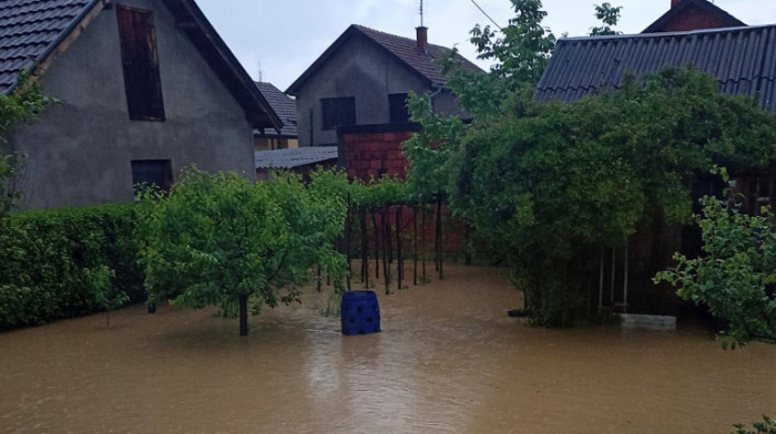 Raste nivo reka i u Srbiji: U nevremenu koju je pogodilo Novi Sad dvoje povređeno, poplavljene kuće u Koceljevi