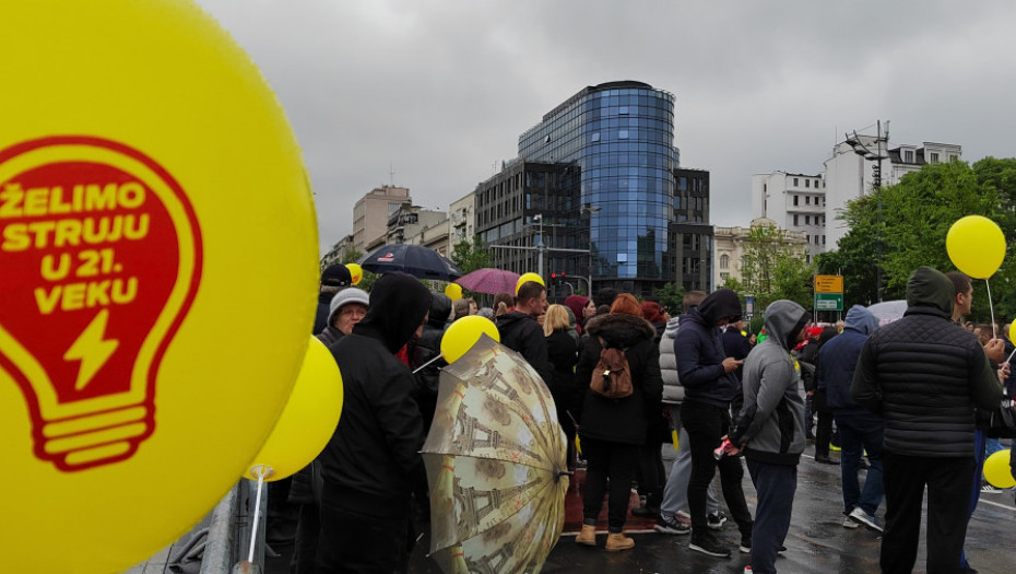 Vlasnici nelegalizovanih objekata protestovali ispred Skupštine, traže struju