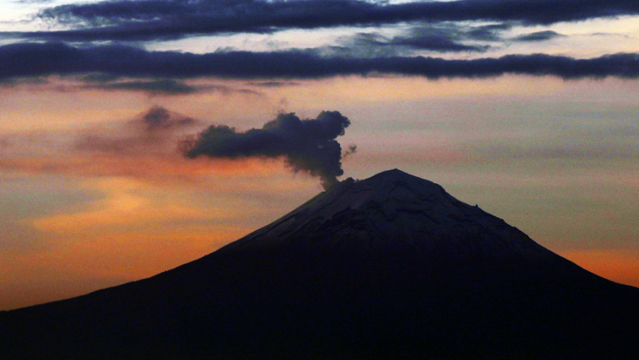 Aerodrom u Meksiko Sitiju obustavio rad zbog pepela iz vulkana Popokatepetl