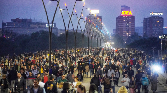 Protest u Beogradu: Šetnja od Skupštine do Brankovog mosta, lideri opozicije ostali da blokiraju auto-put celu noć