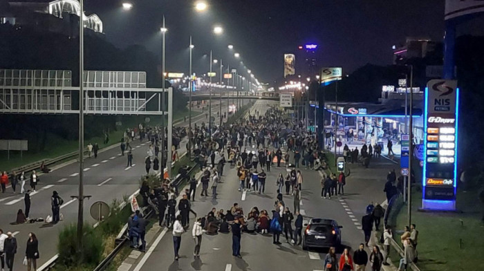 Deo demonstranata okončao blokadu rano jutros, auto-put prohodan za saobraćaj