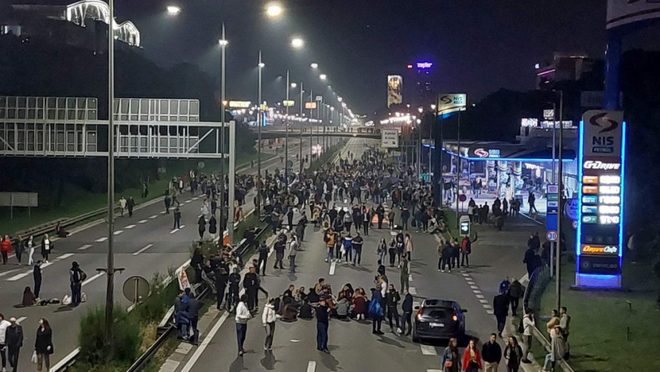 Deo demonstranata okončao blokadu rano jutros, auto-put prohodan za saobraćaj