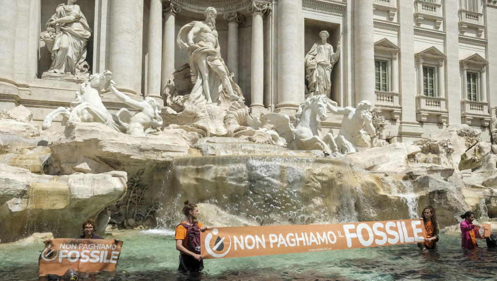 Aktivisti tokom protesta u Rimu obojili u crno vodu u Fontani di Trevi