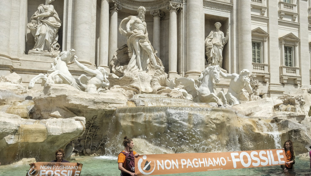 Aktivisti tokom protesta u Rimu obojili u crno vodu u Fontani di Trevi