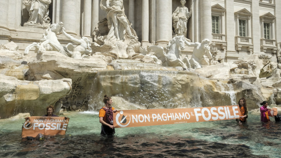 Aktivisti obojili u crno vodu u Fontani di Trevi, gradonačelnik Rima: "Dosta je apsurdnih napada na kulturno nasleđe"