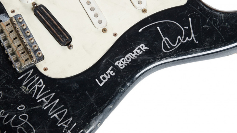 Razbijena gitara Kurta Kobejna prodata na aukciji u Njujorku za blizu 600.000 dolara