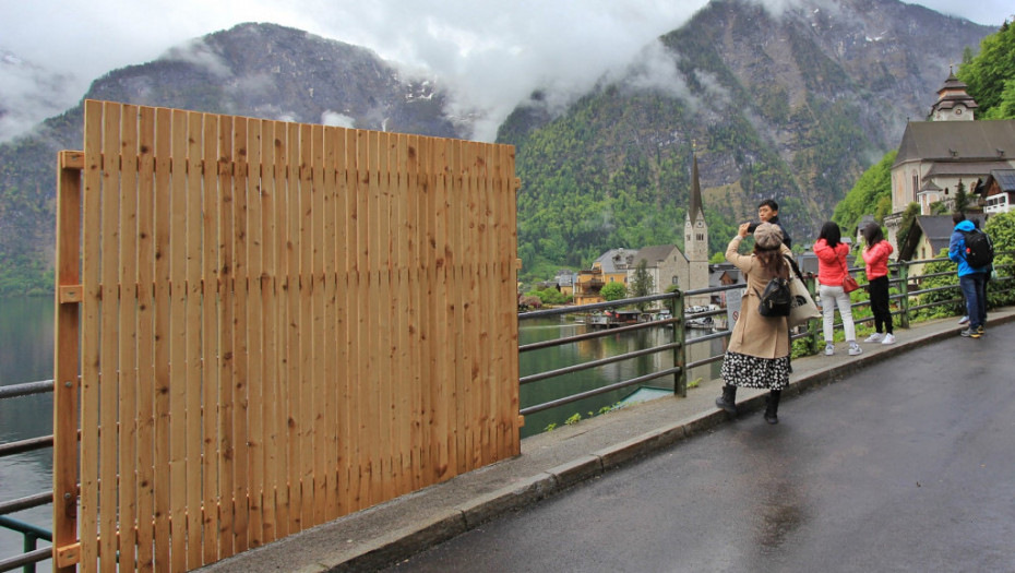 Austrijski grad koji izgleda baš kao iz crtaća "Frozen" postavio ogradu kako bi turiste sprečio da prave selfije