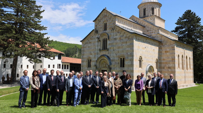 Visoke Dečane posetilo 25 stranih diplomata, ambasadori Kvinte ponovili  zahtev da se manastiru vrati 24 hektara zemlje