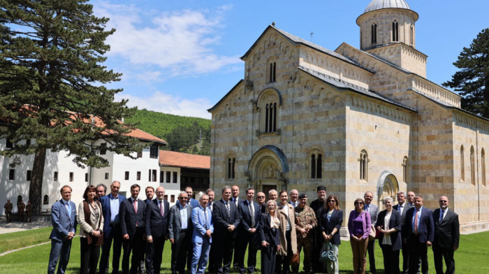 Visoke Dečane posetilo 25 stranih diplomata, ambasadori Kvinte ponovili  zahtev da se manastiru vrati 24 hektara zemlje